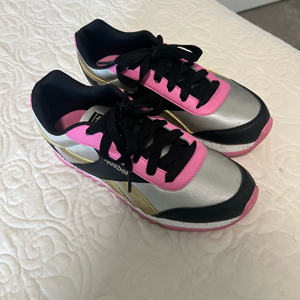 These are size big kids 6 but it fits 7.5 / 8 shoes